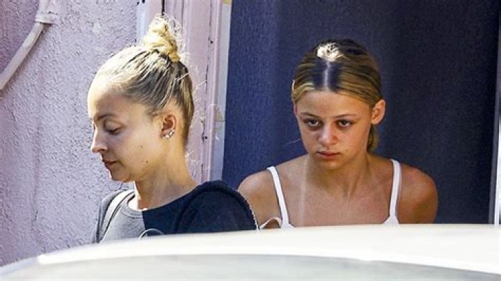Nicole Richie & Her Daughter Harlow Seen At Nail Salon: Photo – Hollywood Life