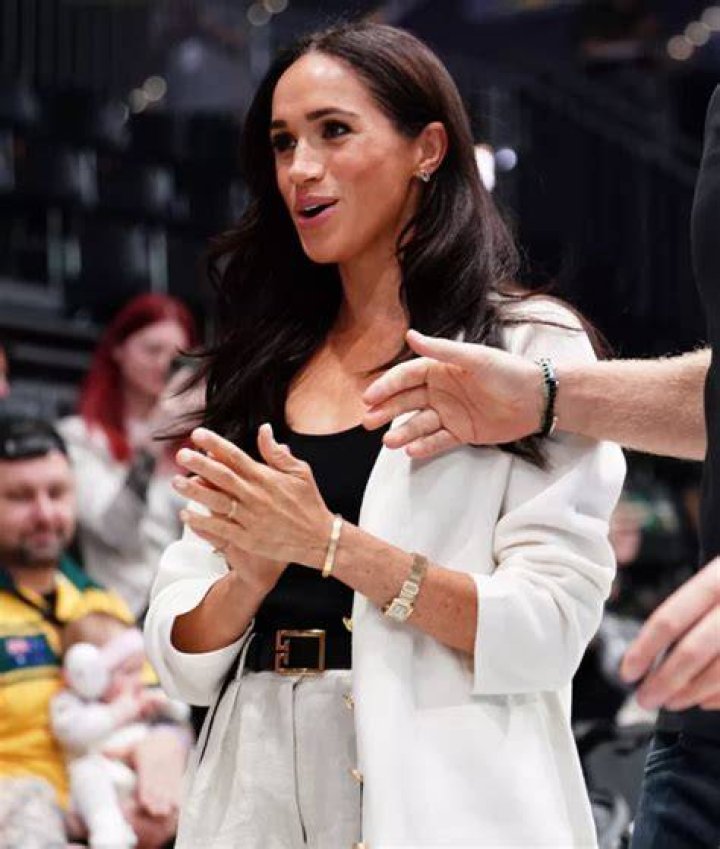 Not Wearing Engagement Ring – Hollywood Life