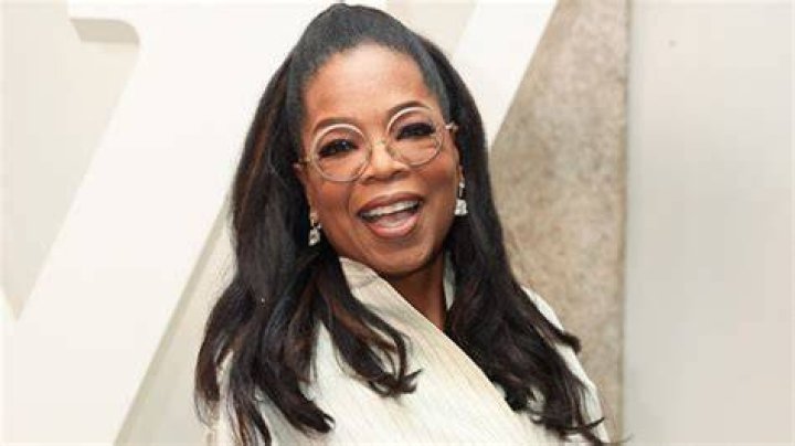 Oprah Winfrey Hands Out Supplies To Displaced Hawaiians In Maui Rescue Center: Watch