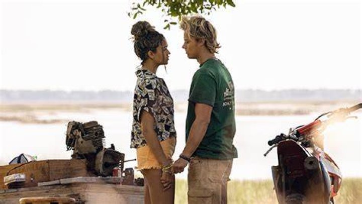 ‘Outer Banks’ Madison Bailey, Rudy Pankow Win Best Kiss At MTV Awards – Hollywood Life