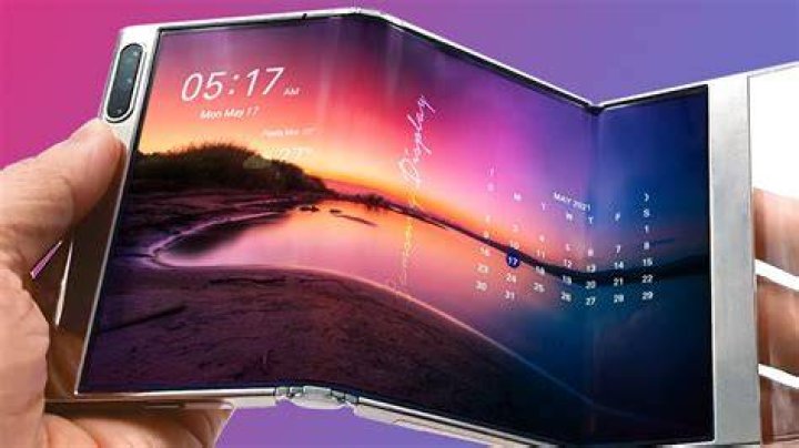 Over 11,000 People Swear By This Foldable Smartphone Screen Magnifier That Projects All Of Your Fave Shows