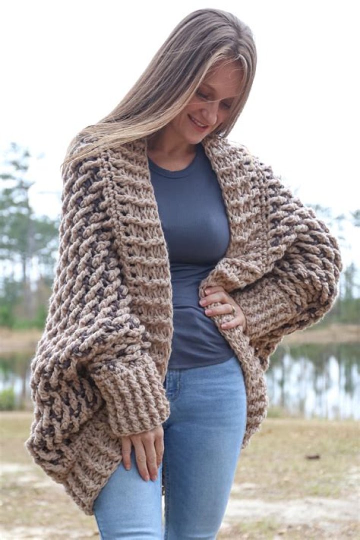 Over 16,000 People Swear By This Long, Super Soft $27 Cardigan & It’s Perfect For Fall