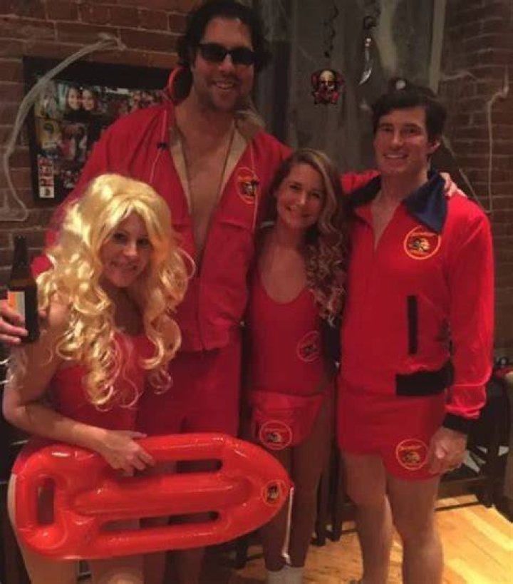 Pam Anderson Baywatch Halloween Costume – Hollywood Life