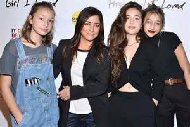 Pamela Adlon Learns Her Mom Has A Sister – Hollywood Life
