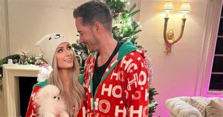 Paris Hilton & Carter Reum & More Stars Kissing During Christmas: See Who’s Making Out Under The Mistletoe