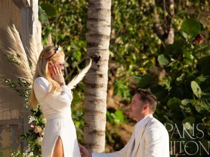 Paris Hilton Passionately Kisses Boyfriend Carter Reum During Romantic Malibu Beach Date — Pic