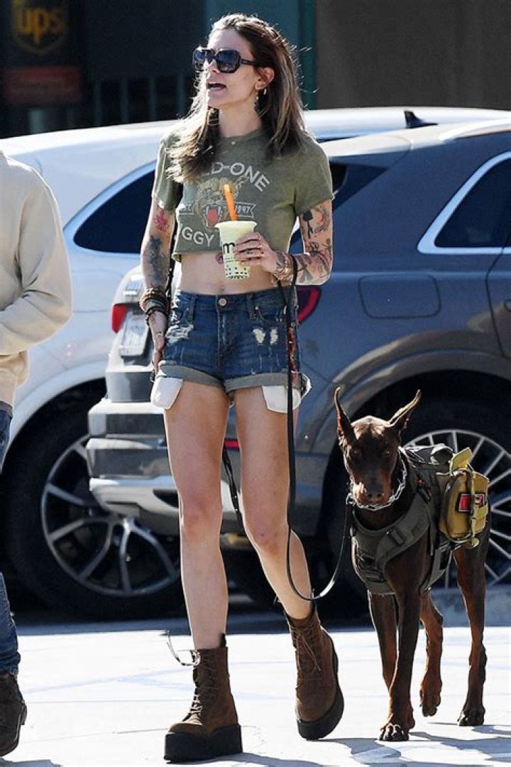 Paris Jackson Rocks Daisy Dukes & Crop Top Walking Dog In LA: Photos – Hollywood Life