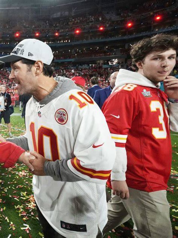 Paul Rudd & Son Get A Hug From Travis Kelce On Field After Super Bowl – Hollywood Life