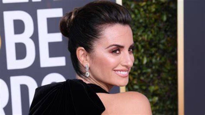 Penelope Cruz’s Hair – Hairstylist Shares Tips – Hollywood Life