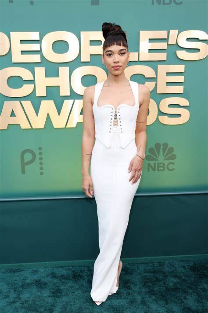People’s Choice Awards Fashion — Bella Thorne & More Best Dressed Stars