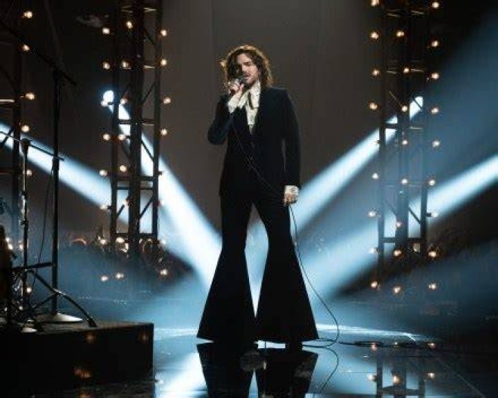 Performs ‘New Eyes’ – Hollywood Life