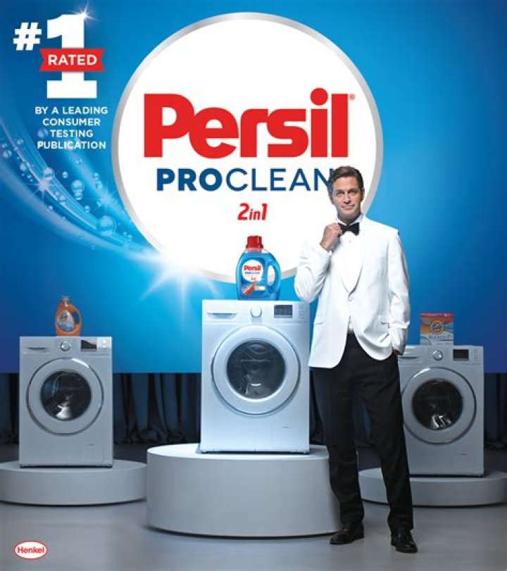 Persil’s Spokesman Climbs Out Of The TV To Clean Up Messy Super Bowl Fans’ Clothes In Funny Ad