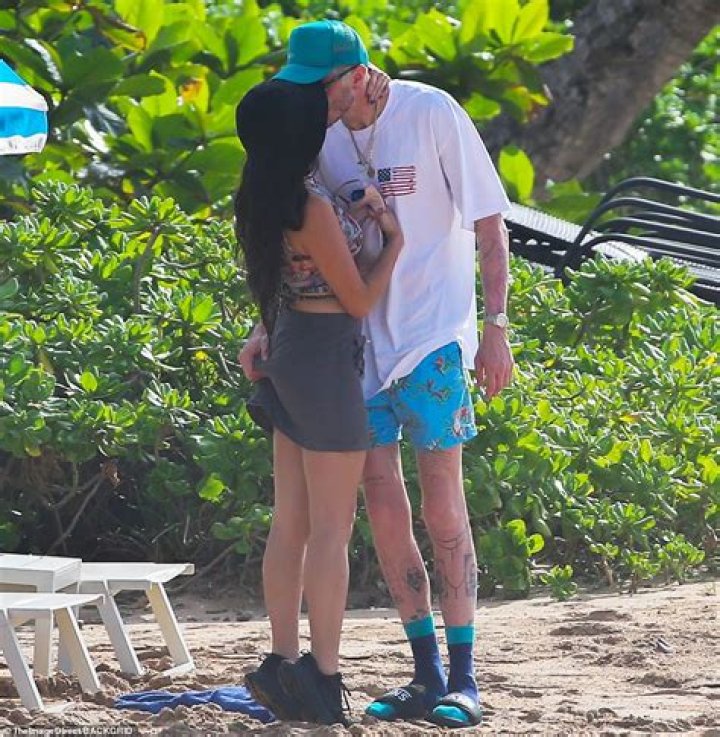 Pete Davidson & Chase Sui Wonders Share Steamy Kiss On Romantic Hawaii Vacation: Photos