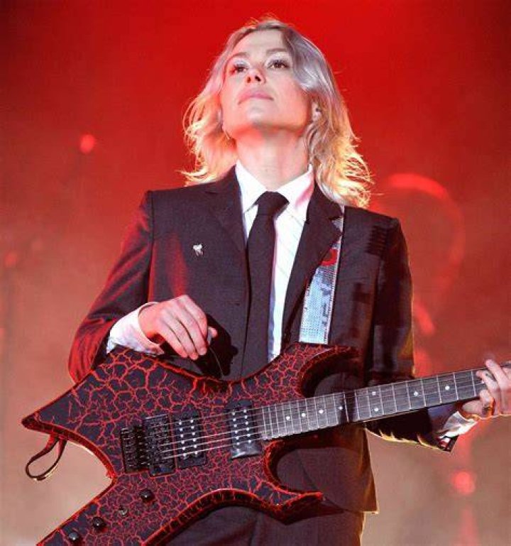 Phoebe Bridgers Smashes Guitar During ‘SNL’ Performance: Watch – Hollywood Life