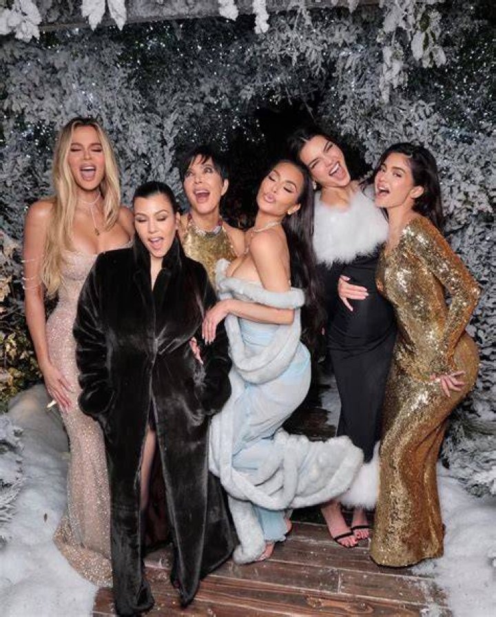[PHOTOS] Kylie Jenner & Kim Kardashian’s Sexy Christmas Photo With Khloe – Hollywood Life