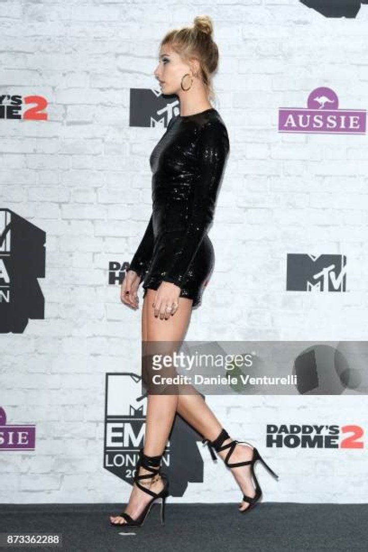 [PIC] Hailey Baldwin At EMAs 2015 — Risks Nip Slip In Crazy Cutout Dress – Hollywood Life