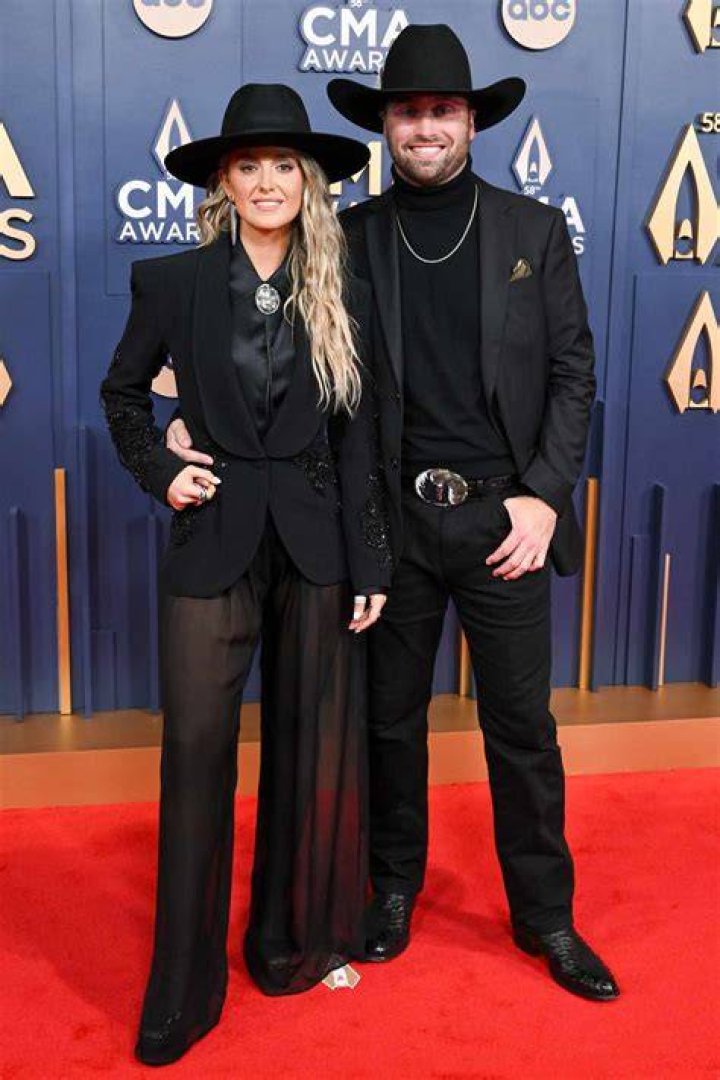 [PIC] Kacey Musgraves Pantless At CMAs — Sings ‘Dime Store Cowgirl’ – Hollywood Life