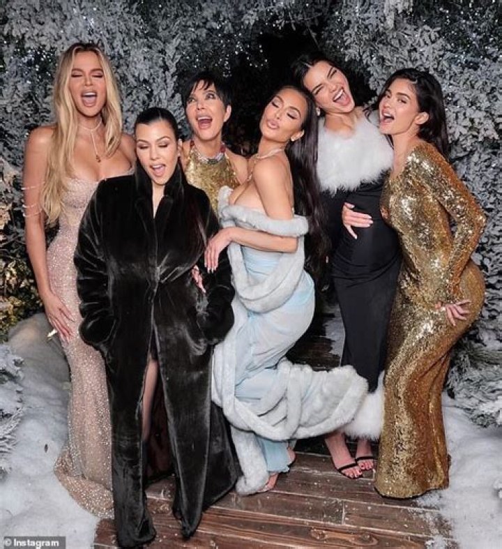 [PIC] Kendall Jenner In Kardashian Christmas Card — Model Looks Gorgeous – Hollywood Life