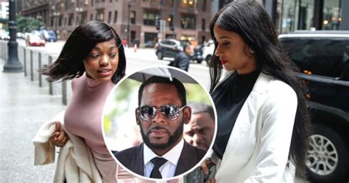 [PIC] R. Kelly’s Girlfriend & Rihanna’s Odd Connection Revealed — See Here – Hollywood Life