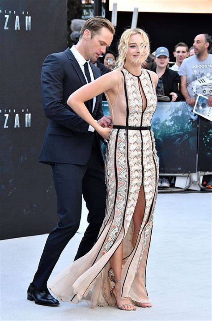 [PICS] Alexander Skarsgard Fixes Margot Robbie’s Dress — See His Red Carpet Rescue – Hollywood Life