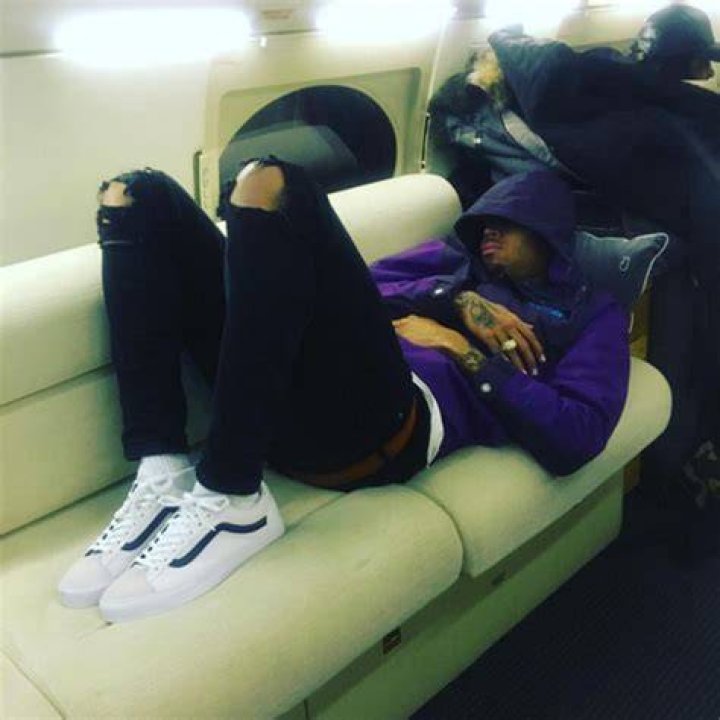 [PICS] Chris Brown’s Damn Daniel White Vans — Breezy Is ‘Back At It Again’ – Hollywood Life