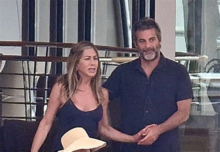[PICS] Jennifer Aniston’s Bikini Body & PDA With Justin Theroux On Bahamas Vacay – Hollywood Life