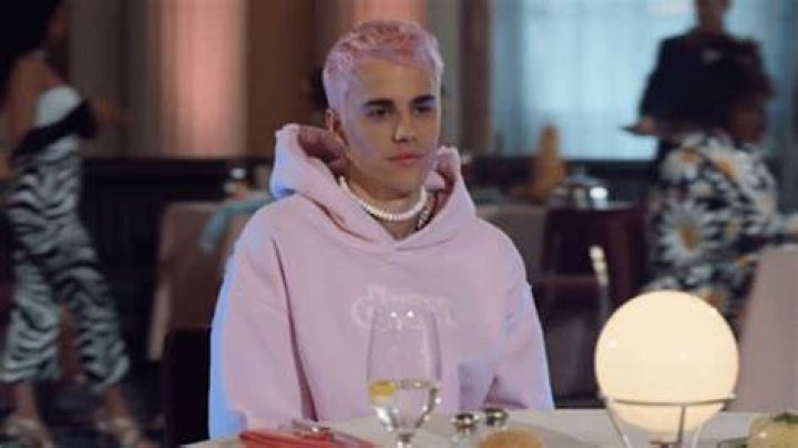 [PICS] Justin Bieber Parties With Lira Galore At A Miami Nightclub – Hollywood Life