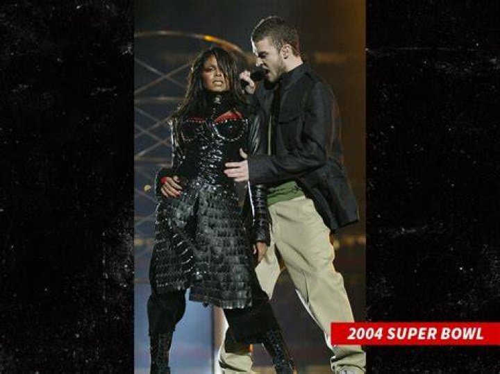 [PICS] Super Bowl Moments — Janet Jackson’s Nipple, MIA’s Middle Finger & More – Hollywood Life
