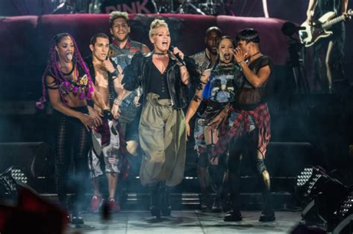 Pink’s Best VMAs Moments Pictures — See Photos Of Her Performances – Hollywood Life