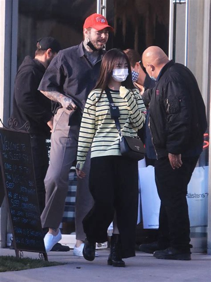 Post Malone & Mystery Woman PDA In Photos While Holding Hands In LA – Hollywood Life