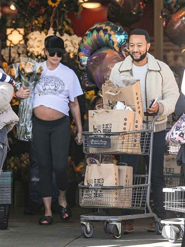 Pregnant Chrissy Teigen’s Bare Bump At Grocery Store With John Legend – Hollywood Life