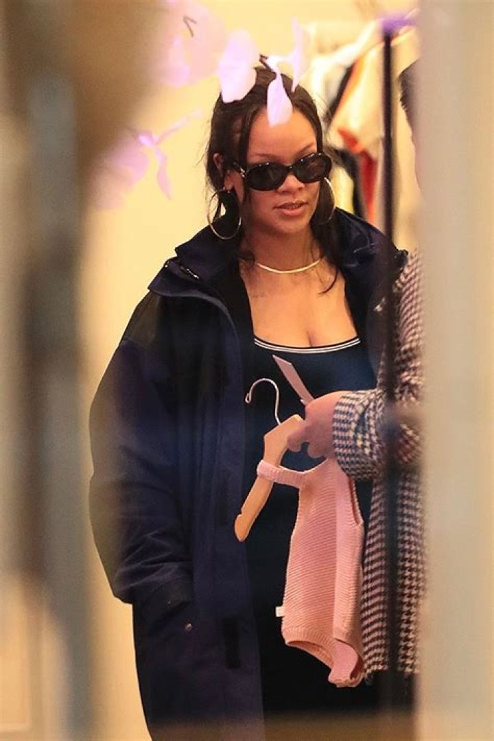 Pregnant Rihanna & ASAP Rocky Hold Hands After Pink Sleeper Shopping – Hollywood Life