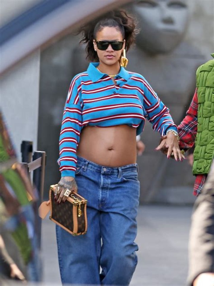 Pregnant Rihanna Bares Baby Bump In Crop Top, Unbuttoned Jeans: Photo – Hollywood Life