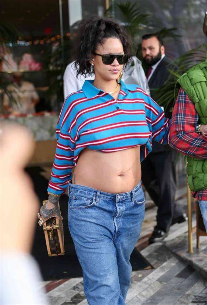 Pregnant Rihanna Wears Black Crop Top & Red Lip: Photos – Hollywood Life