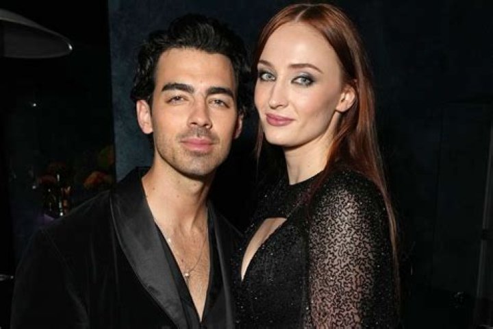 Pregnant Sophie Turner Rocks White Shirt Out With Joe Jonas: Photos – Hollywood Life