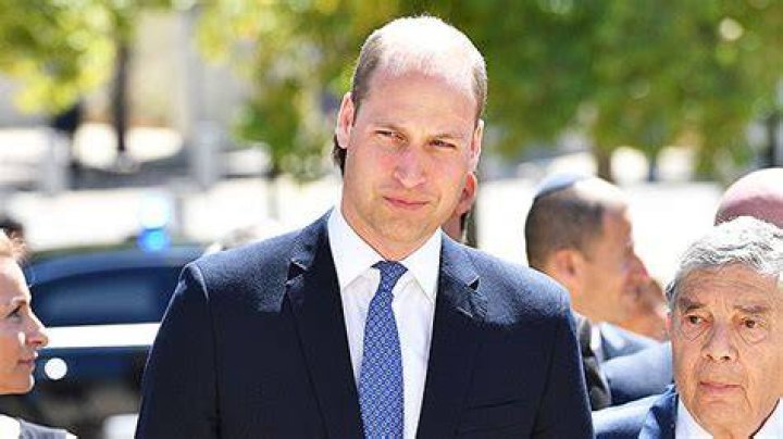 Prince William & More Stars Who Use Left Hand – Hollywood Life