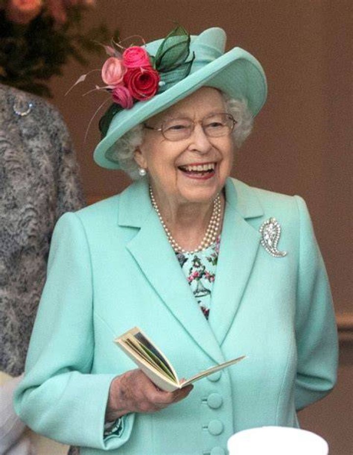 Queen Elizabeth, 95, Smiles As She Arrives To Royal Ascot In A Bright Turquoise Ensemble — See Pics