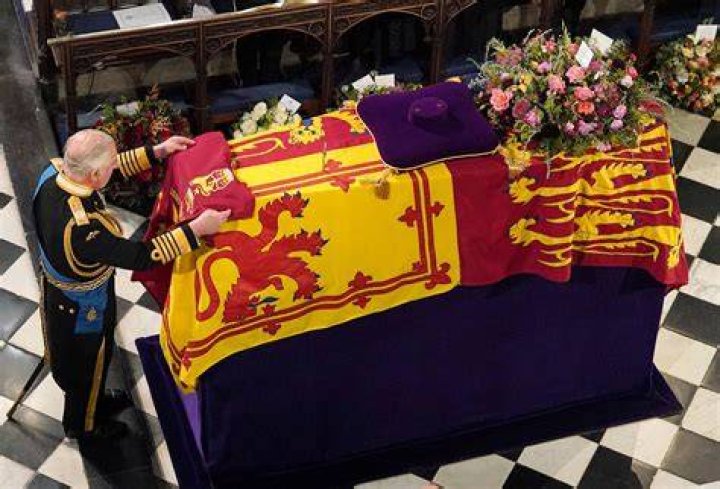Queen Elizabeth Leaves A Handwritten Note On Prince Philip’s Casket Signed With Nickname ‘Lilibet’