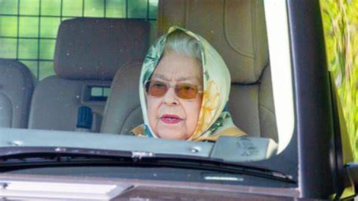 Queen Elizabeth Rocks Bright Pink Lipstick In 96th Birthday Photos – Hollywood Life