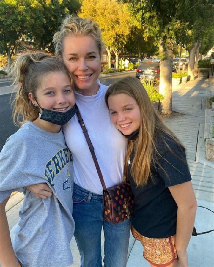 Rebecca Romijn’s Family Photo With Jerry O’Connell & Twin Daughters – Hollywood Life