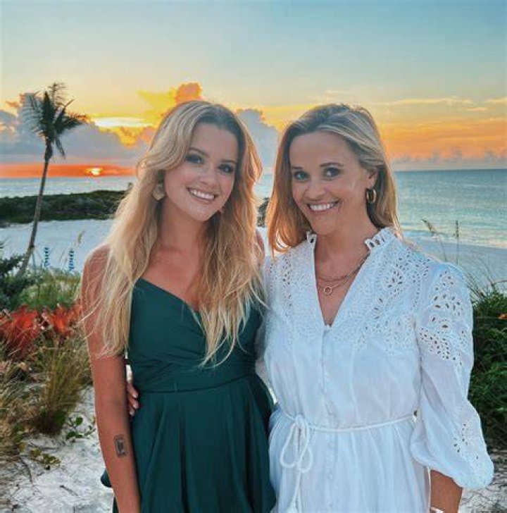 Reese Witherspoon & Daughter Ava, 20, Look Like Twins On Casual Mother & Daughter Outing