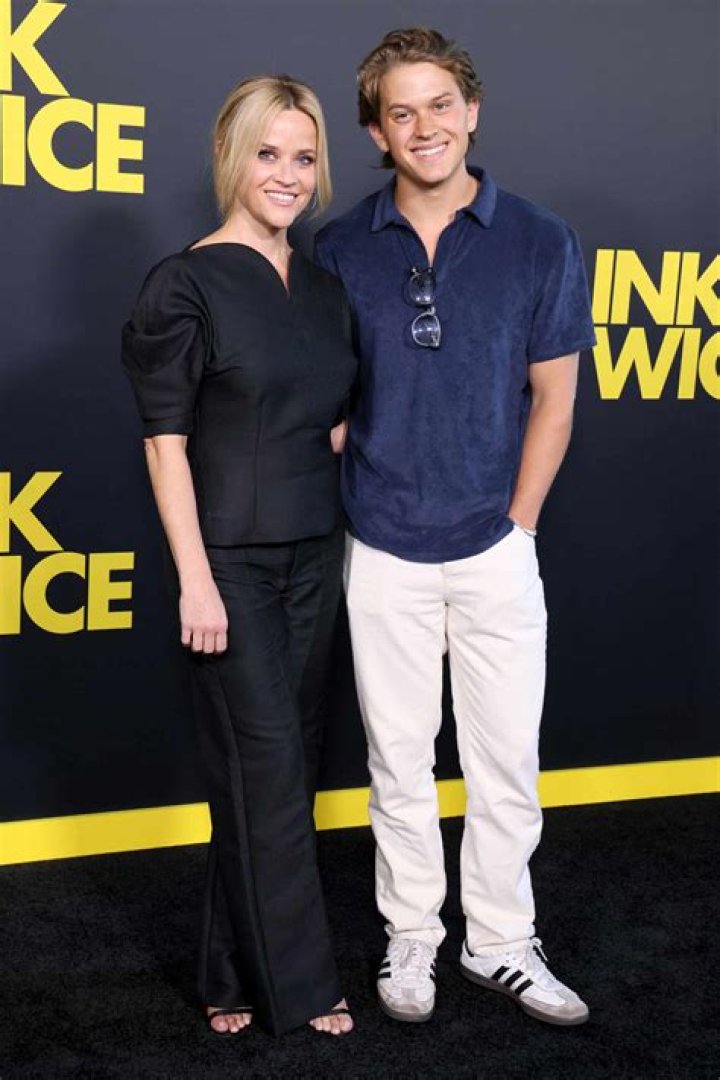 Reese Witherspoon’s Son Deacon, 18, Hugs Mom In Sweet Selfie: ‘Made My Whole Year’