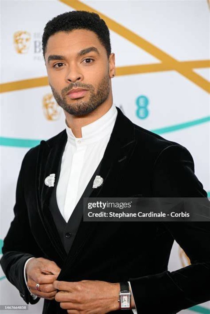 Regé-Jean Page Suits Up In Sexy Tux For BAFTA Event Ahead Of ‘Bridgerton’ Season 2 Premiere