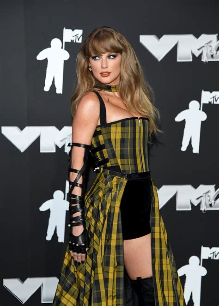 Rihanna & Chris Brown MTV Video Music Awards — Best Debut Performance – Hollywood Life
