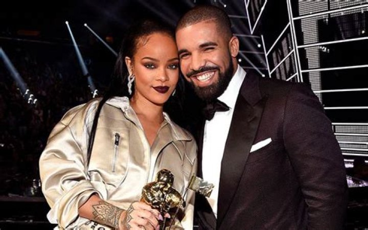Rihanna & Drake Engaged? She Flaunts Huge Diamond Ring At BBMAs — See Pics