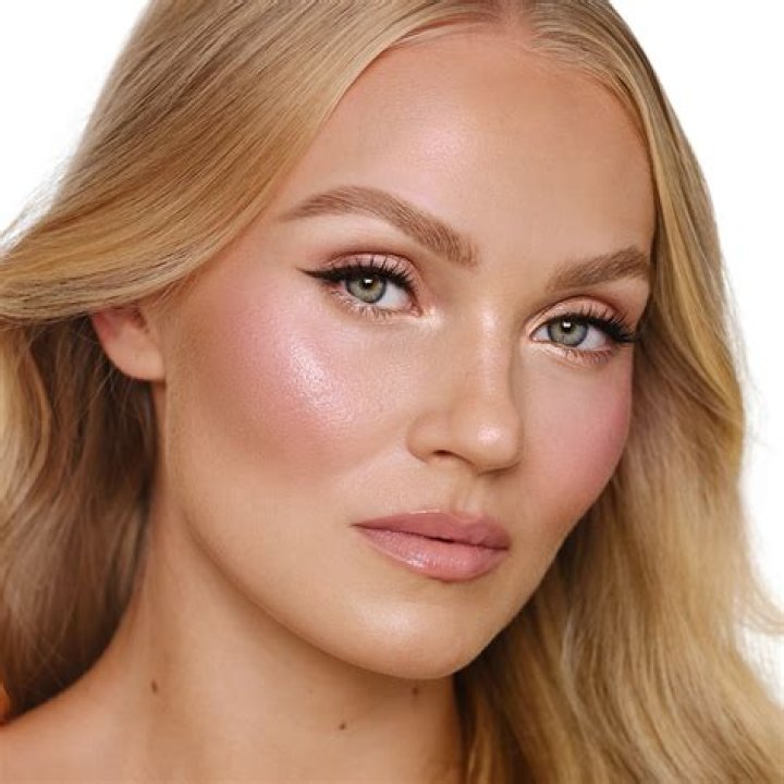 Rihanna Perfects The Natural Makeup Look In New Tutorial & Fans Obsess Over Her ‘Flawless’ Skin