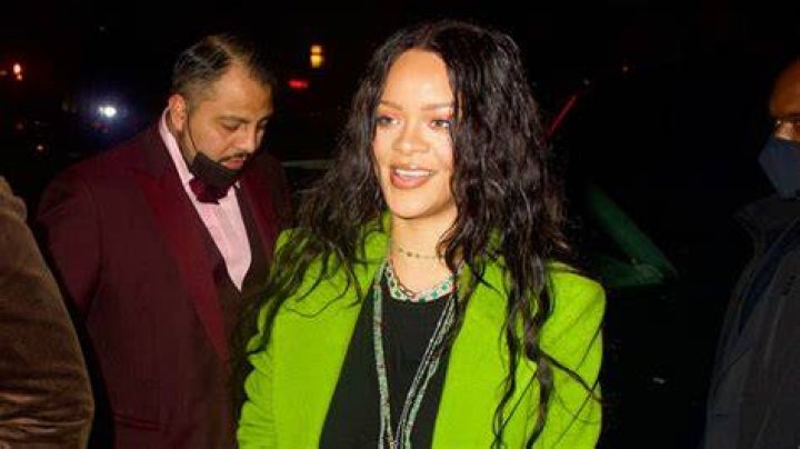 Rihanna’s Green Coat In NYC – See Outfit Photos – Hollywood Life