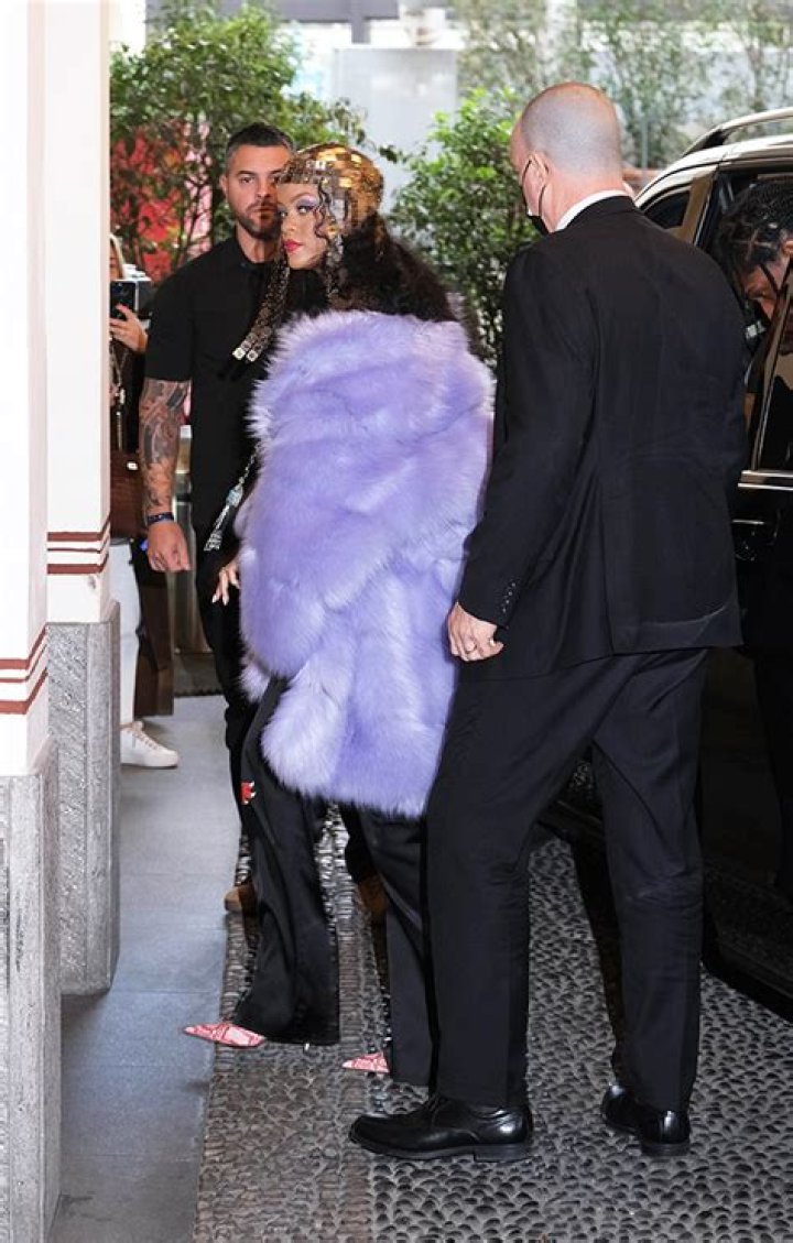 Rihanna’s Headpiece, Crop Top & Purple Fur Coat – Photos – Hollywood Life