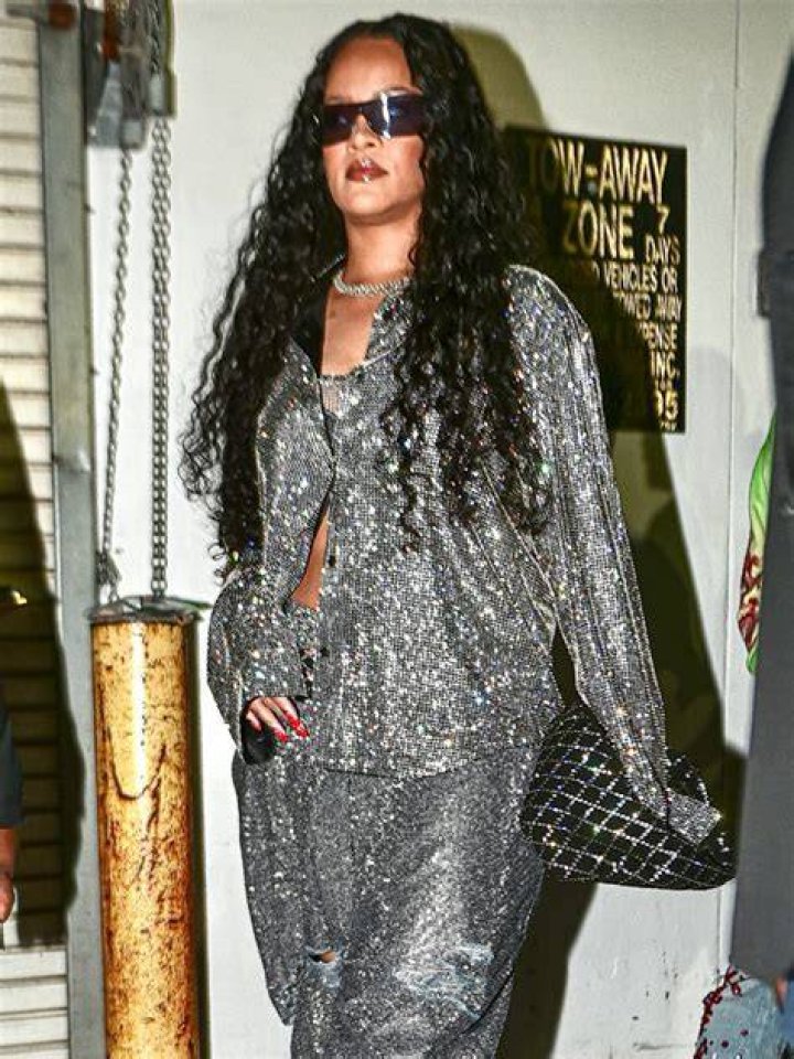 Rihanna Sparkles In Silver Outfit At ASAP Rocky’s Miami Performance – Hollywood Life
