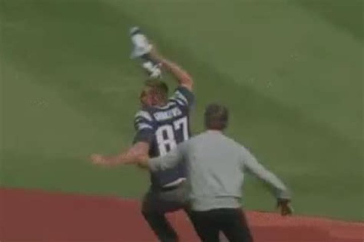 Rob Gronkowski Steals Tom Brady’s Jersey–PICS